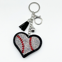 Roze-kersenkleurige bestseller sleutelhanger met strass steentjes, 3D fruitbedel met strass steentjes, stijlvolle tasaccessoire met kwastje