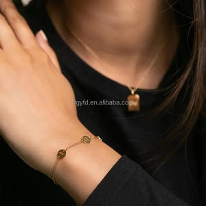 Bracelet rond Sabr gravé sur mesure, calligraphie islamique Shukr & Tawakkul, nom arabe personnalisé, breloque de pièce de monnaie, cadeaux de l'Aïd - Product Image 3