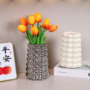 Vase en céramique Mystic Arts blanc laiteux et argenté, style moderne minimaliste, pour salon et table à manger - Product Image 2