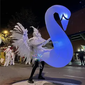 Cygne LED de marche gonflable de fête blanche, spectacle de cirque de défilé de festival gonflable illuminent le costume de cygne