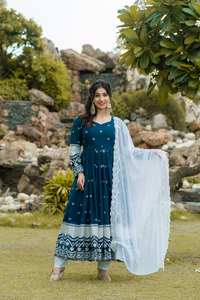 Costume Anarkali de luxe pour femmes élégant fabriqué à la mode haut de gamme avec matériau souple de style indien en fausse floraison - Product Image 4