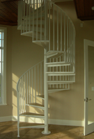 Solution d'escalier courbé sur mesure OEM ODM avec finition en bois dur de qualité supérieure pour maison duplex de luxe, escalier en colimaçon en bois