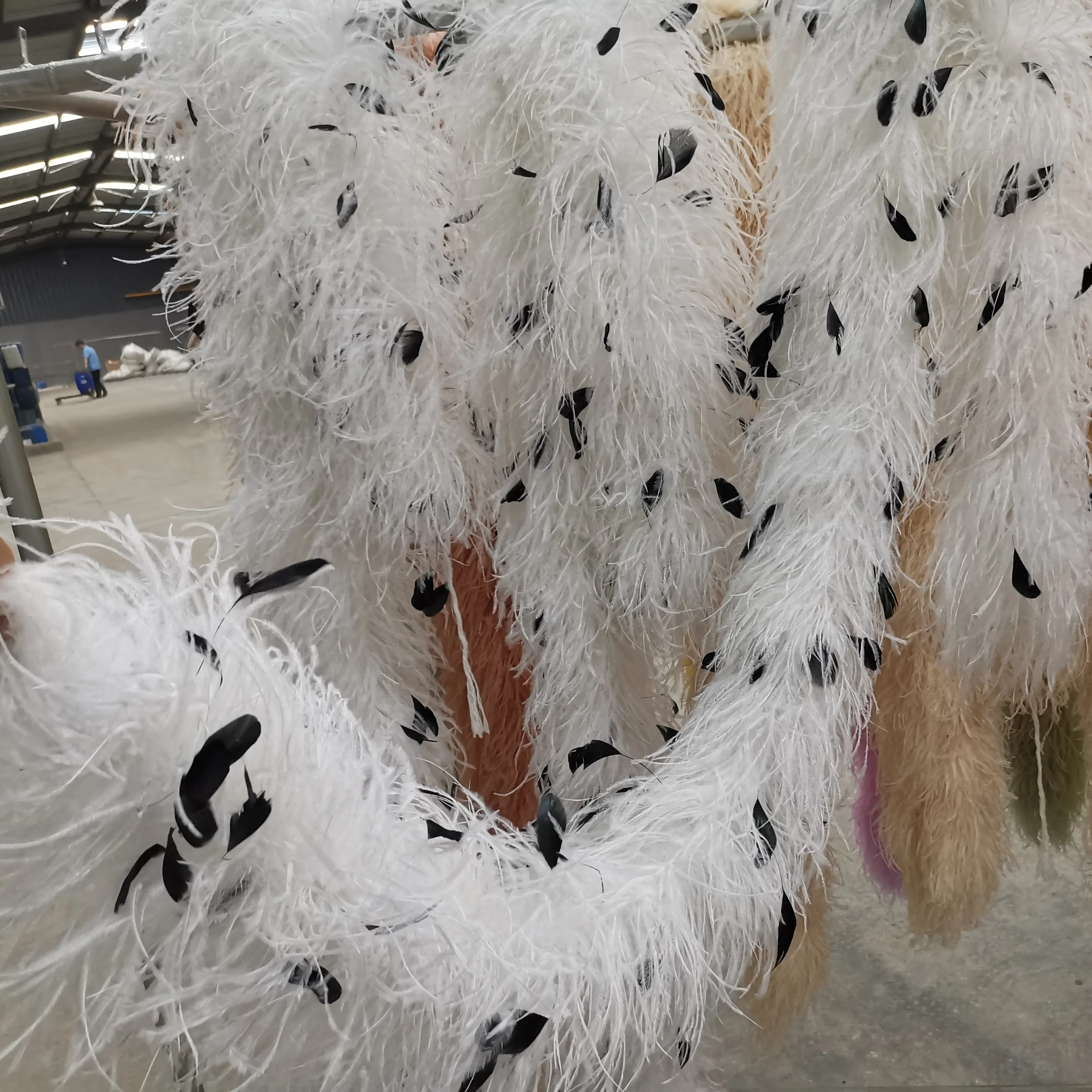 Vestido de avestruz boas de plumas rizadas grandes de alta calidad de 1 capa de color barato al por mayor