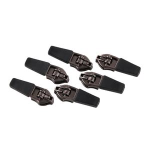 Personalizado de alta calidad de metal Dawei marca fábrica al por mayor #3 Nylon resorte deslizador tirador de cremallera Auto bloqueo sin níquel para bolsas - Product Image 1