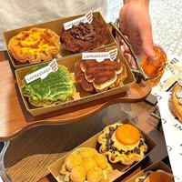Boîtes alimentaires jetables carrées blanches/kraft pour sandwichs, gâteaux, pâtisseries, charcuterie, avec revêtement UV et couvercles transparents sécurisés
