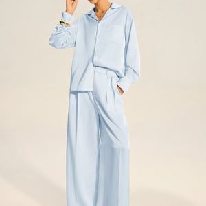 Nuevas llegadas al por mayor: Conjunto de dos piezas de otoño con camisa de satén de bolsillos grandes y pantalones plisados de talle alto para mujer (OOTD) - Product Image 1