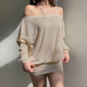 T-0576 Robe Mini Tricotée Sexy et Innocente à Épaules Dénudées et Manches Longues - Buste Froncé, Coupe Ajustée, Ourlet Bodycon, Chic et Décontracté - Product Image 4