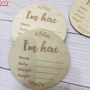 Sono qui ciao segno del mondo foto del neonato sostengono l'annuncio della nascita pietre miliari della gravidanza in legno del bambino - Product Image 2