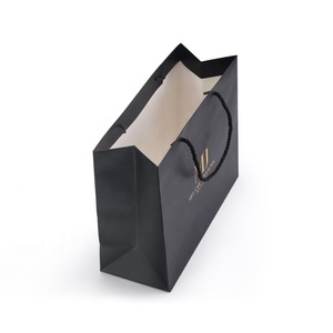 Sacs cadeaux personnalisés <span class=keywords><strong>noir</strong></span> mat avec logo imprimé en feuille d'or, sacs d'emballage en papier pour occasions de luxe, beauté <span class=keywords><strong>et</strong></span> cadeaux haut de gamme - Product Image 3