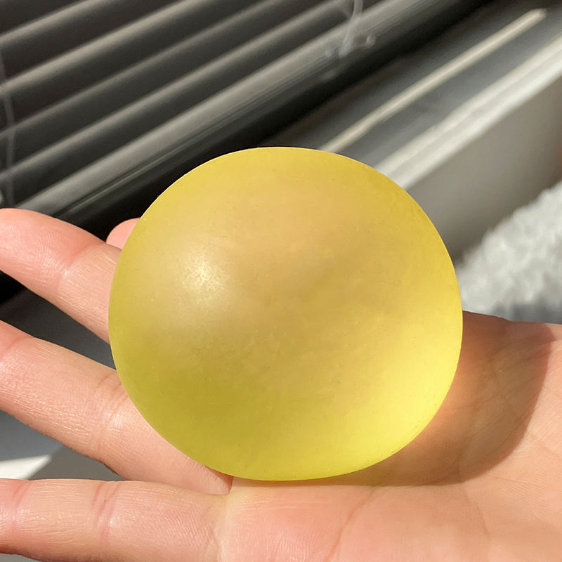 ลูกบอลน้ำตาลขนาด 6 ซม.