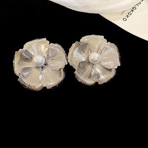 Boucles d'oreilles clous marguerites vintage plaquées or 18 carats avec zircon et motif floral en alliage de zinc pour femmes, idéales pour les fêtes et les amis - Product Image 5