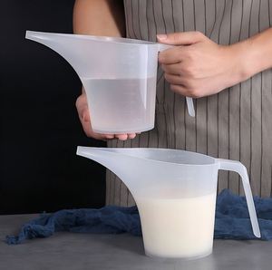 Verre doseur transparent 1L en PP de qualité alimentaire avec long bec verseur pour la pâtisserie, le laboratoire et le versement de pâte à gâteau - Product Image 3