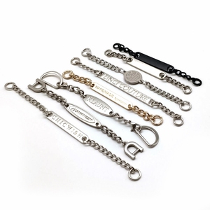 Venta al por mayor diseñado Cadena de cuello de metal para coser etiquetas de logotipo de ropa estilo letra etiquetas de ropa con agujeros perforados a mano - Product Image 3