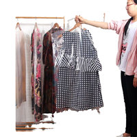 Housse de vêtement suspendue moderne en PE transparent, légère, imperméable et anti-poussière, pour magasin de vêtements et placard domestique (OEM/ODM)
