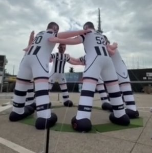 Jugador de Fútbol Inflable Gigante Personalizado con Característica Impermeable para Partidos de Fútbol - Product Image 1