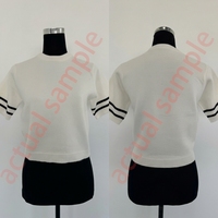 Pull court en maille à col rond et manches courtes pour femme, avec logo brodé et poignets rayés, style décontracté et preppy