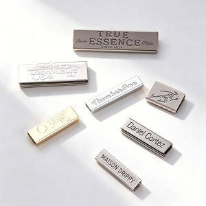 Attache de cordon en alliage de zinc lavable, étiquettes personnalisées gravées avec dents pour accessoires de bretelles de jeans et de sangles en ruban - Product Image 1