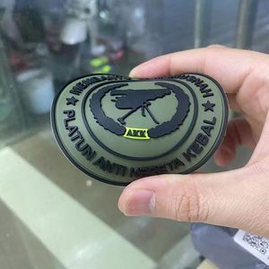 Patch de logo personnalisé en PVC souple 3D/2D sans minimum de commande, avec décoration en dentelle en forme de fleur gaufrée à chaud, thermocollant pour dos en velcro, en caoutchouc. - Product Image 2