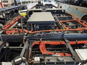 Châssis de bus électrique TENGLONG 12m à plancher bas, plateforme EV avec essieu électrique intégré et suspension pneumatique pour le transport urbain - Product Image 4