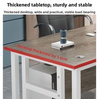 Bureau de direction moderne de luxe pour une personne, table de conférence minimaliste, poste de travail informatique