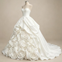 Gaun Pengantin Premium Sweetheart Tanpa Tali Model Ball Gown dengan Aplikasi Mawar 3D dari Kain Organza, Rok Mengembang, dan Ekor Chapel