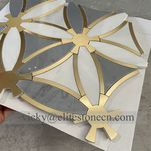 Carrara Weiß Diamantförmiges Steinmosaik mit Grauem Wasserstrahl Ansprechendes Mosaik-Fliesen für Heimdekoration Innenwand und Boden - Product Image 2