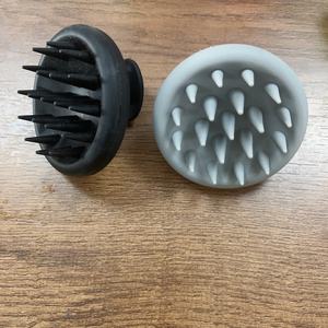Spazzola Massaggiante per Cuoio Capelluto in Morbido Silicone, Scrub Migliorato per Rimozione Forfora su Capelli Bagnati o Asciutti - Product Image 1