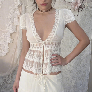 เสื้อเบลาส์แขนสั้นผ้าซีทรูทรงเข้ารูป คอวี แต่งลูกไม้ ประดับมุก ดีไซน์เก๋จากฝรั่งเศส - Product Image 3