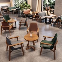 Chaises de salle à manger modernes en bois massif avec dossiers, conçues avec du tissu, adaptées à une utilisation dans les restaurants, les cafés et les hôtels.