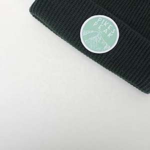 Chapeaux d'hiver pour femmes tendance, bonnets en tricot avec étiquette en cuir, pompon en fourrure, bonnets de ski en acrylique tricotés - Product Image 6