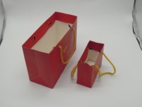 Fournisseur de sacs cadeaux en papier personnalisés Tampon à chaud Logo de sa propre marque Boîte et sac en papier pour bijoux de luxe haut de gamme pour vin rouge