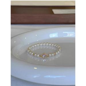 Bracciale con Perle Finte a Forma di Quadrifoglio, Gioiello di Lusso per Donne, Elegante Creazione del Designer, Lunghezza Standard - Product Image 2