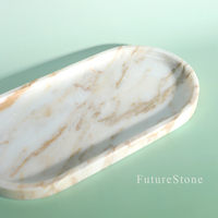 Plateau ovale de luxe en marbre de style minimaliste moderne pour l'organisation de parfums et la décoration de coiffeuse, également idéal comme assiette à fruits ou pour la table.
