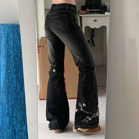 Nouveau pantalon long brodé de plantes légèrement évasé Slim-fit Design Denim Retro Jeans pour les femmes