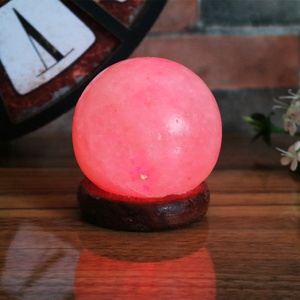 Encantadora lámpara redonda de roca de sal de cristal, lámpara de sal del Himalaya USB con 8 colores cambiantes, Base de madera genuina, lámpara de sal Feng Shui - Product Image 3