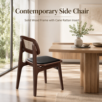 Chaise d'appoint en bois massif avec dossier en rotin canné et assise rembourrée noire, pieds coniques, cadre courbé, style moderne