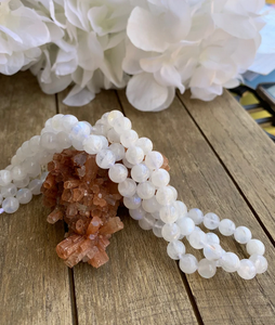 Piedra Lunar Arcoíris Natural Pulida Blanca, Cuentas Redondas Lisas de 13 Pulgadas para Joyería Femenina, Tobillera, Pulsera, Marca AMARA - Product Image 2