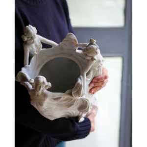 Vaso di Lusso in Ceramica Tre Grazie di Richard Ginori, Ornamento da Tavolo e da Terra Anticato, Numerato Individualmente per Case Moderne e Antiche - Product Image 2