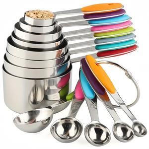 Conjunto de 13 Peças de Ferramentas de Cozinha para Medir Café e Leite, Colheres e Copos Medidores de Aço Inoxidável com Cabos de Silicone - Product Image 1
