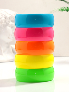 Grand <span class=keywords><strong>Bracelet</strong></span> Large en <span class=keywords><strong>Plastique</strong></span> Bon Marché Couleurs Fluorescentes Rose Jaune <span class=keywords><strong>Vert</strong></span> Bleu Orange Bijoux de Fête en Acrylique pour Femmes - Product Image 4