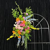 Arrangement de centre d'allée de luxe rose vif de haute qualité, plantes, guirlande de verdure, fleurs sauvages