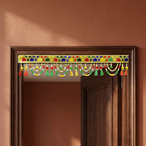 Toran Bandhanwar traditionnel multicolore brodé avec des accents de papillons métalliques, fait main, à suspendre à la porte pour les festivals - Product Image 3