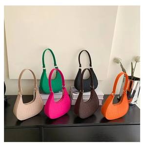 Bolsos de hombro de fieltro de color caramelo para mujer Monederos subaxilares y de media luna con forro de poliéster Bolsos de axila - Product Image 1