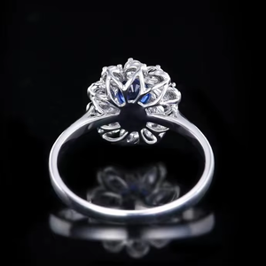 Fournisseur de bijoux fins SGARIT, bague de fiançailles en or blanc 18 carats massif avec saphir bleu naturel de 0,75 carat et diamants - Product Image 4