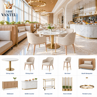 Ensemble de mobilier de luxe pour hôtel et restaurant avec tables en marbre, chaises de salle à manger, banquettes, comptoir de buffet et tabourets de bar