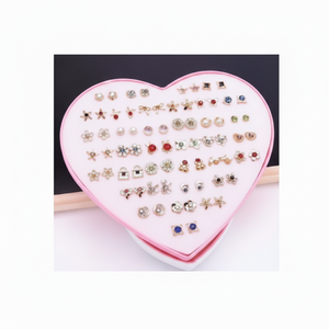 Ingrosso Trending moda orecchini con strass a foglia incrociata di cristallo graziosi Design minimalista per ragazze donne taglio principessa - Product Image 1