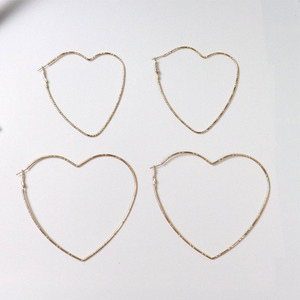 Nhà Máy Trực Tiếp Chất Lượng Tốt Đẹp 100Mm Trái Tim Lớn Hoop Bông Tai Vàng Và Bạc Mạ Dễ Thương Phong Cách Cho Đám Cưới Bên Hoặc Quà Tặng - Product Image 5