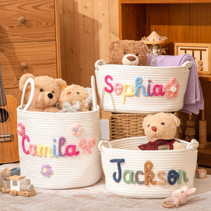 <span class=keywords><strong>Panier</strong></span> Cadeau Personnalisé pour Baby Shower – <span class=keywords><strong>Panier</strong></span> de Rangement en Corde de Coton avec Noms Personnalisés et Icônes au Crochet pour Chambre d'Enfant (Garçons/Filles) – Formes Variées 10-20L - Product Image 1