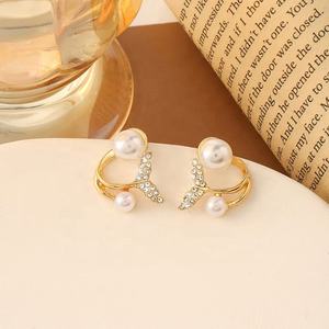 Pendientes de Perlas de Imitación con Forma de Cola de Pez, Chapados en Oro de 14K, Acero Inoxidable, Joyería de Lujo de Alta Calidad Hecha a Medida para Mujer - Product Image 2