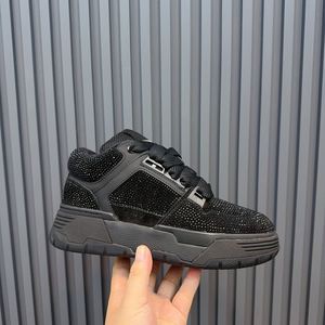 รองเท้ากีฬาดีไซน์หรูระดับพรีเมียม วัสดุผ้าใบคุณภาพสูง พื้นยาง เหมาะสำหรับผู้ชายและผู้หญิง ใส่เดินได้ทุกฤดู - Product Image 2